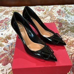 NWT Valentino V logo pump